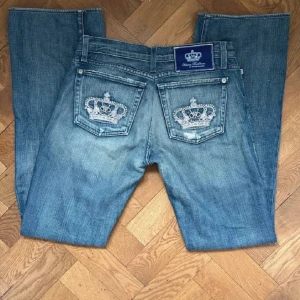 Victoria Beckham jeans - As snygga Victoria Beckham jeans som är i super bra skick utan defekter💕Midjemåttet:37cm, innerbensmåttet:79cm, benöppningen:25cm🙏