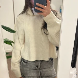 Vit stickad polotröja från H&M - Säljer en mysig vit stickad polotröja från H&M. Tröjan har en oversized passform och långa ärmar. Den är i storlek M men är mindre i storleken. Den är för liten och kommer inte till använding💗