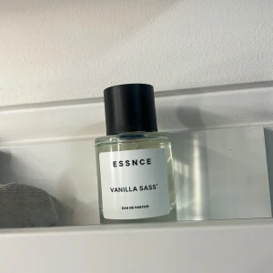 Vanilla Sass'  ESSNCE - Endast testsprejad, säljs då doften inte riktigt passar mig💕Toppnoter - Vanilj, Lavendel, Kakao & Ingefära Hjärtnoter - Vaniljkaviar Basnoter - Vanilla Absolute Doftfamilj - Vanilj, söt