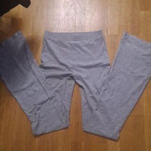 Grå mjukisbyxor - Säljer ett par bekväma grå mjukisbyxor i mjukt material. Perfekta för en avslappnad dag hemma eller lättare träning. De har en elastisk midja för extra komfort.