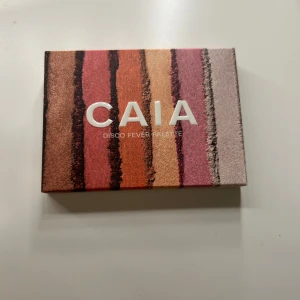 Disco Fever Palette från CAIA - Snygg ögonskuggspalett från CAIA med namnet Disco Fever Palette. Innehåller flera färgglada nyanser perfekt för att skapa olika looker. Kompakt och lätt att ta med sig. Den är aldrig använd eller öppnad (även kartongen är oöppnad)  kan tänka mig gå ner i pris 