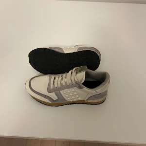 Rockrunners - Tja, säljer dessa feta äkta rockrunners från valentino. Storlek 42 passar 41. Tveka inte att skriva vid minsta fundering. 