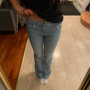 Ljusblå bootcut jeans Zara - Låg midja, säljs ej längre. Srl 38 passar mindre. 