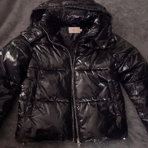 Pufferjacka från Nelly  - Populär pufferjacka från Nelly med glansig finish som nu är slutsåld på hemsidan. Den är endast testad inomhus och säljer då jag inte tyckte de va min stil. 