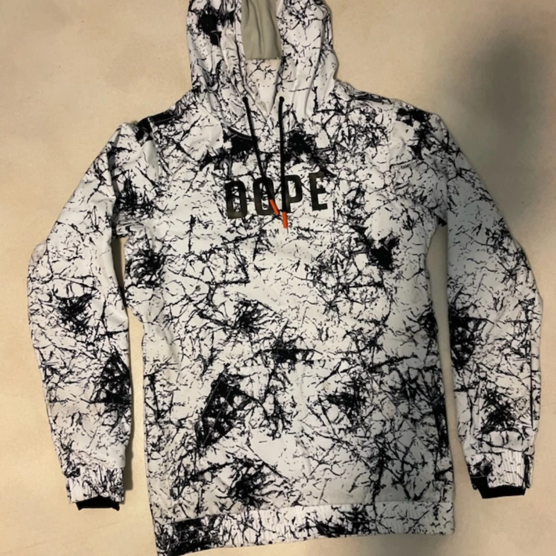 Vit och svart hoodie från Dope