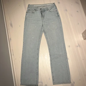 Ljusblå jeans med låg midja - Säljer ett par ljusblå jeans med låg midja och rak passform. De har klassisk femficksdesign och stängs med dragkedja och knapp. 
