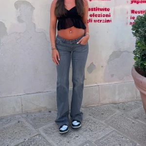 Grå jeans från Subdued - Snygga grå low waisted jeans från Subdued. Köpta i Italien i somras. Utöver slitna längst ner så är de i super skick! Köpta för 793kr❣️storlek 38 (italiensk storlek 42), men passar mig som brukar ha storlek S