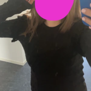 Svart stickad långärmad tröja - Säljer en stilren svart långärmad tröja. Perfekt för kyligare dagar och enkel att matcha med olika outfits. Från Zara och i topp skick! Hör av er vid frågor❤️