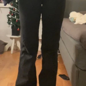 Svarta bootcut jeans från 157 - Snygga svarta bootcut jeans från 157 i storlek S. De har en klassisk femficksdesign med knappar och dragkedja. Perfekta för en stilren look. En knapp sak har försvunnit på bakfickan men det går enkelt att fixa❤️