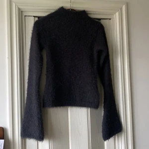 Stickad tröja på weekday - Mörkgrå stickad tröja från weekday i nästintill oanvänt skick! Passar xs/s