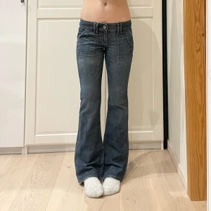 Lågmidjade bootcut jeans  - Midja 41 cm rakt över, gren 18,5 cm o innerben 81 cm💕jae 169 o xs-s o de e pytte lösa i midjan 