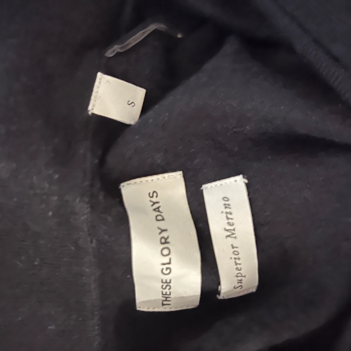 Mörkblå halfzip från These Glory Days - 91