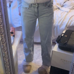 Ljusblå jeans - Säljer ett par ljusblå jeans med raka ben. Knappt använda så dem ser ut som nytt! Pris går att diskutera
