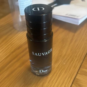 Dior Sauvage 30 Ml - Säljer denna då jag har många andra parfymer. flaskan är i princip full och luktar väldigt väldigt fräscht och gott!