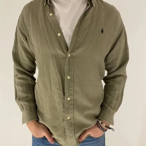 Beige skjorta från Ralph Lauren - Säljer en stilren beige skjorta från Ralph Lauren i en lyxig blandning av silke och linne. Skjortan har långa ärmar och knappar framtill samt en broderad logotyp på bröstet. Perfekt för en elegant look.