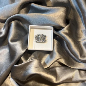 Peek Ring Steel Edblad - Fin ring från Edblad, använd få gånger. Några repor på baksidan men absolut inget man märker. Priset går att diskutera, frakt tillkommer 💓