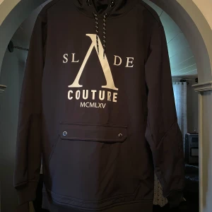 Skidjacka Slade  - Skidjacka från Slade i modellen Colorado Softshell Snow Hood. Storlek L (herr). Jackan är endast provad och säljs för att det blev fel storlek. Nypris 999kr.