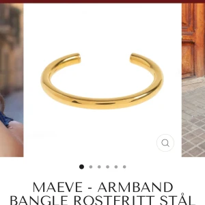 Maeve Armband i Rostfritt Stål - Hej jag säljer ett Elegant och stilrent armband i guldpläterat rostfritt stål från Maeve. Perfekt för att lägga till en touch av lyx till din outfit. Armbandet har en öppen design som gör det enkelt att justera efter handleden.   Aldrig använd, skriv om ni är intresserade ❤️