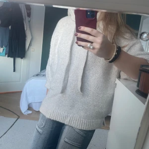 Trekvartsärmad stickad hoodie - Säljer denna så snygga trekvartsärmade hoodie från hm!!❤️Säljer då den inte kommer till användning, skriv för fler bilder!