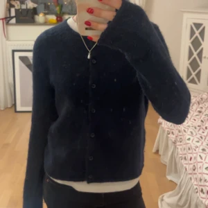 Mörkblå kofta - Stilren mörkblå kofta från Gina❤️ jättebra skick och super skön!