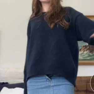 Mörkblå tröja - Säljer en stilren mörkblå tröja med lång ärm. Säljer för jag får aldrig användning för den! från Gina Young 