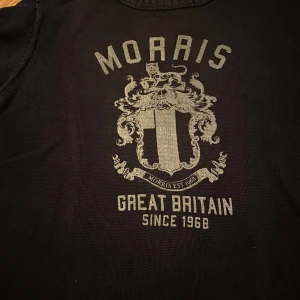Marinblå tröja från Morris - Snygg marinblå tröja från Morris. 100% bomull. Hör sv er om ni har några frågor!