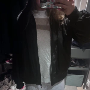 Svart bomberjacka - Snygg svart bomberjacka med dragkedja framtill❤️❤️