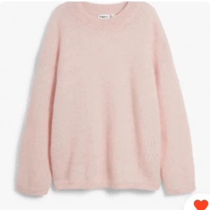 Mohair stickad tröja - säljer denna supersnygga stickade mohair tröjan från kappahl! Den är i en jättefin ljusrosa färg och i jättebra skick! Den är i stl XS, hör av er vid frågor och liknande🥰😍