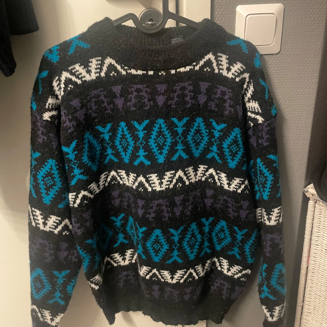 Mönstrad stickad tröja från Roundtree & Yorke