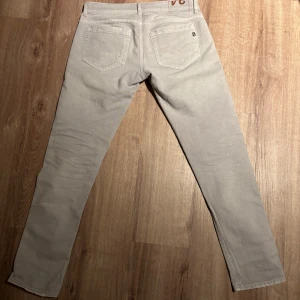 Dondup George Jeans - Säljer dessa snygga dondup jeans då dem var för stora för mig, Det är w33 och sitter relativt bra Säljer dem för är ute efter bättre passform Nypris 4000 Säljer för 1099. Bara att slå en pling om frågor osv.