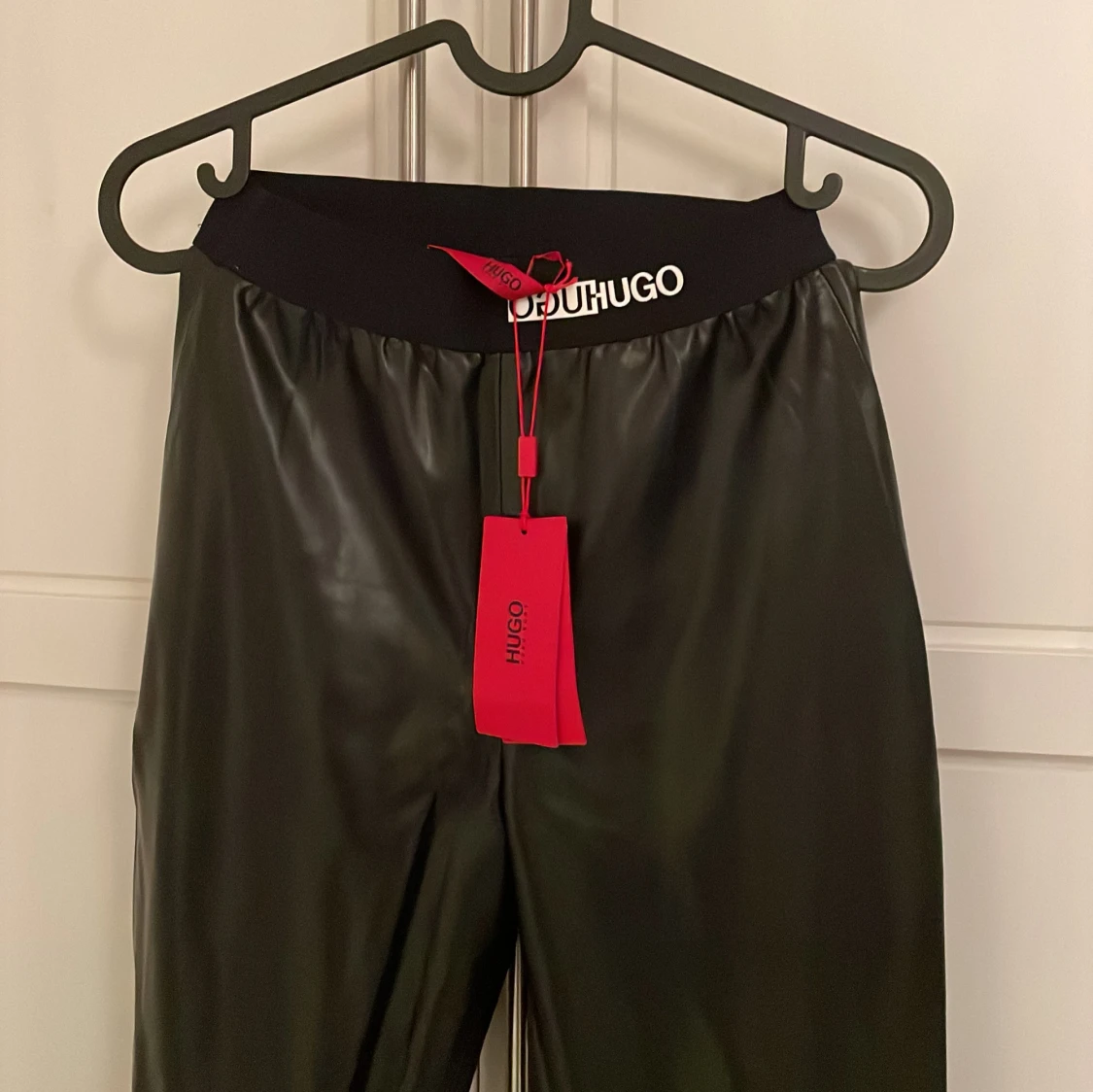 Svarta byxor från Hugo - 90