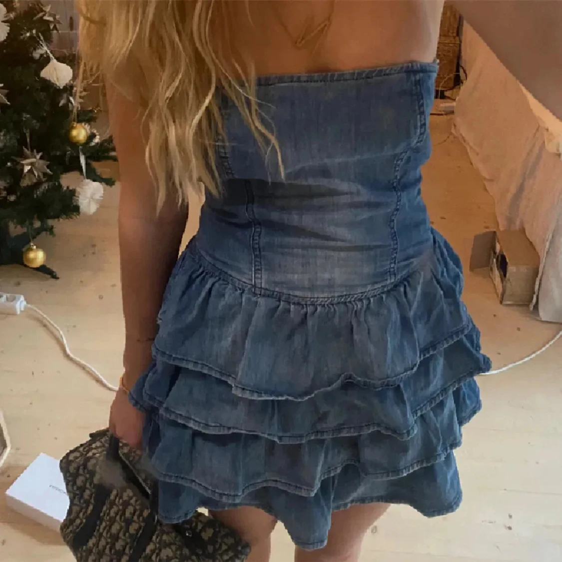 Axelbandslös jeansklänning