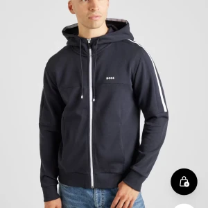 Hugo boss kofta -  Hugo boss kofta i färgen nattblå och storlek S. Hjälper min bror att sälja den så ta för er den är knappt använd!!  Den är köpt från exakt denna sidan och köpt för 2 159kr där nu den är på rea och säljs för 1939kr.