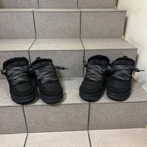 UGG lowmel - Har två par i UGG lowmel båda är storlek 40 helt nya med extra skosnören i svart. Kom privat för mer frågor! OBS säljer inte båda för 1999kr endast ett par så om du vill ha båda så kan vi diskutera priset för det! Tack