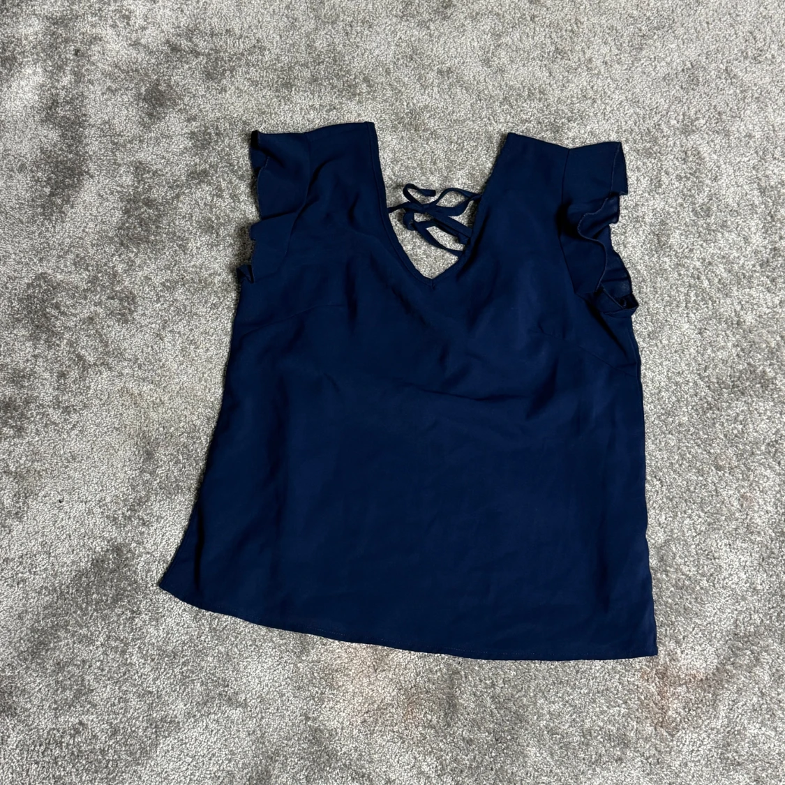 Mörkblå topp med volangdetaljer