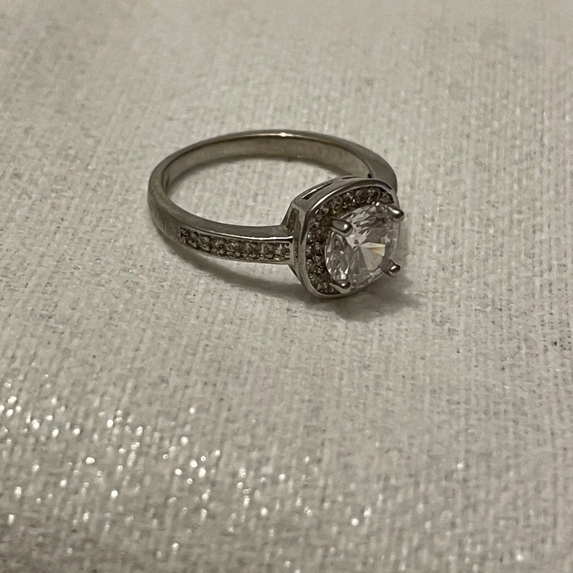 Silverring med glittrig sten - 92