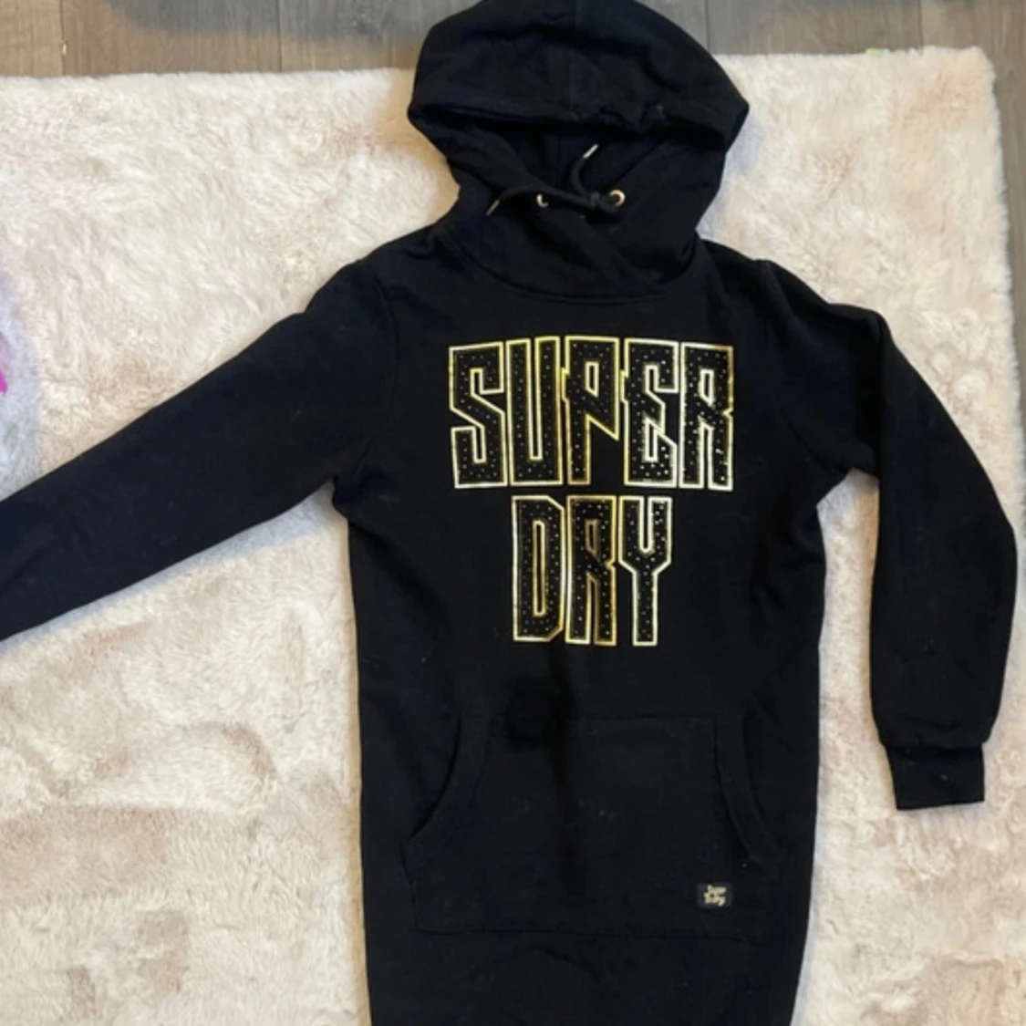 Svart hoodie från Superdry