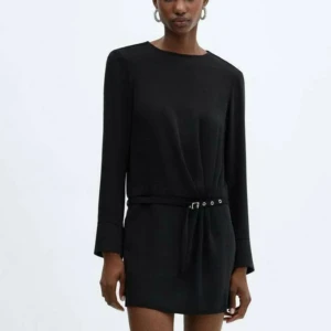 Svart klänning med bälte från Mango - Elegant svart klänning med långärmad design och ett stilrent bälte i midjan. Perfekt för en chic och minimalistisk look. Ny utan prislapp🌟🩷