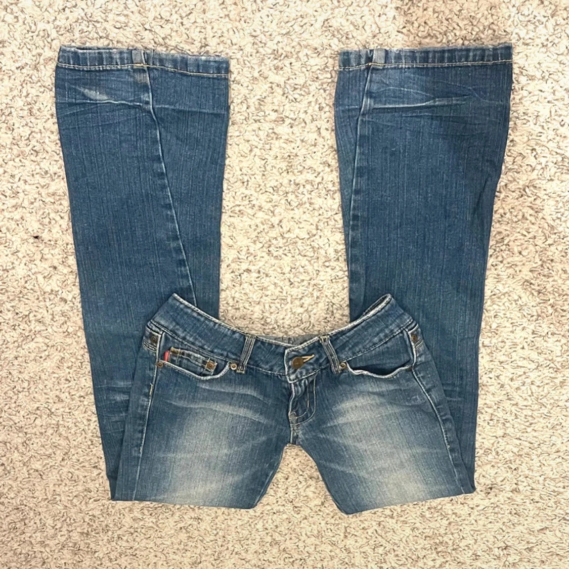 Blå bootcut lowwaist jeans