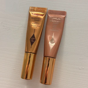  Charlotte Tilbury  - Två tuber av Beauty Light Wand från Charlotte Tilbury. Den ena är i en gyllene nyans och den andra i en rosig ton. Använd en gång då jag endast kollat färgen på dem! Dem är i mini size o köptes nytt för ca 400kr
