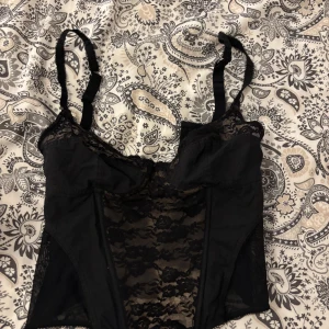 Festtopp - Festtopp/korsett liknande från okänt märke, extremt snygg!💞