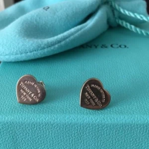 Tiffany & Co. örhängen - Jättefina Tiffany & co ’please return to Tiffany & co’ heart tag stud earrings❤️Inga defekter. Följer tyvärr inte med påse. nypris 3000❤️