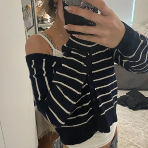 Mörkblå och vit randig kofta från Primark - Säljer en snygg mörkblå kofta med vita ränder från Primark (köpt i England). Super mysig och skön. Koftan har en v-ringad design och knappar framtill. Perfekt för en gullig och avslappnad look.💓💓