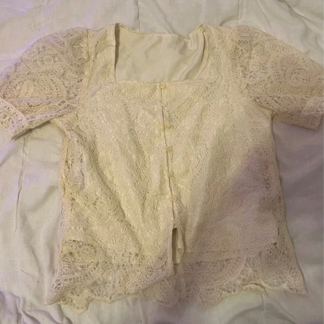 Vit spetsblus med knappar - 91