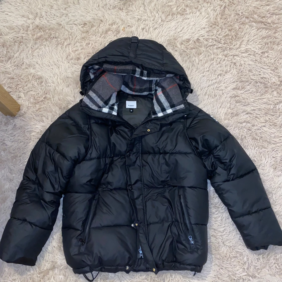 Svart dunjacka från Burberry