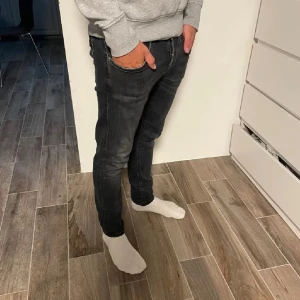 Dondup jeans - Säljer dessa dondup jeansen nu inte mycket tecken på användning alls. Skit snygga med go tvätt på byxorna. Skriv under funderingar 