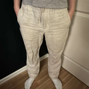 Linnebyxor Skagen clothing - En par fina linnebyxor som är 100% linne. Nypris 1200kr. Knappt använda! Skick 10/10. Modellen är 178cm och 62kg. Skriv vid minsta fundering!! Mvh Lysekilsgarderoben. 