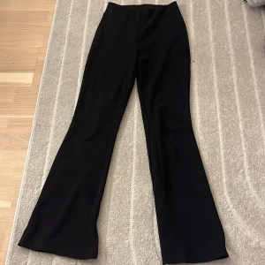 Svarta bootcut byxor - Byxor som är i bootcut och i ett kostymbyxor material. Jag är 157 och de är i storlek xs. Jag säljer för att de inte kommer till användning 
