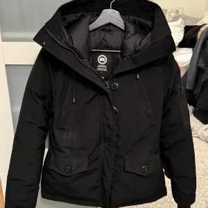 Canada Goose - Säljer min Canada Goose jacka på grund av jag inte använder den mer, har använt den tre vintrar och har inga skador på den. Storleken är xs men passar till s också. 