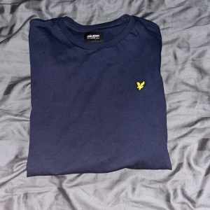 Marinblå tröja från Lyle & Scott - Marinblå tröja från Lyle & Scott. Storlek: 14-15 år. Skick: 10/10 helt ny. Tillbehör: Endast tröjan. Hör av er för ev frågor och bilder. Priset kan diskuteras vid snabb affär!